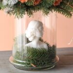 شمع زن به همراه گل‌های مینیاتوری هدیه روز زن