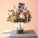 گلدان هدیه برای روز زن گلدان مینیمال رز و گل‌های مینیاتوری گل گیان