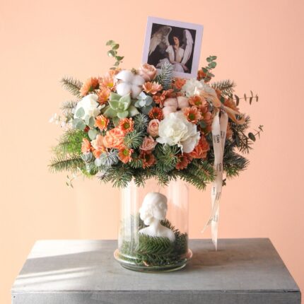 گلدان هدیه برای روز زن گلدان مینیمال رز و گل‌های مینیاتوری گل گیان