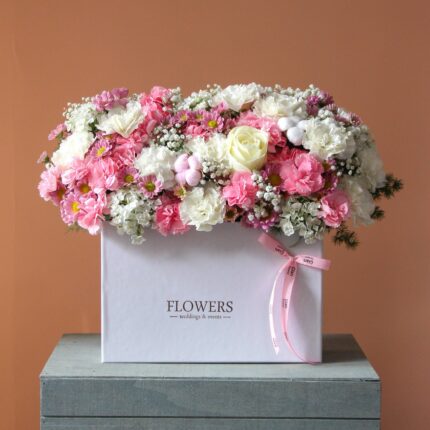 باکس گل صورتی و سفید مناسب برای هدیه به خانم‌