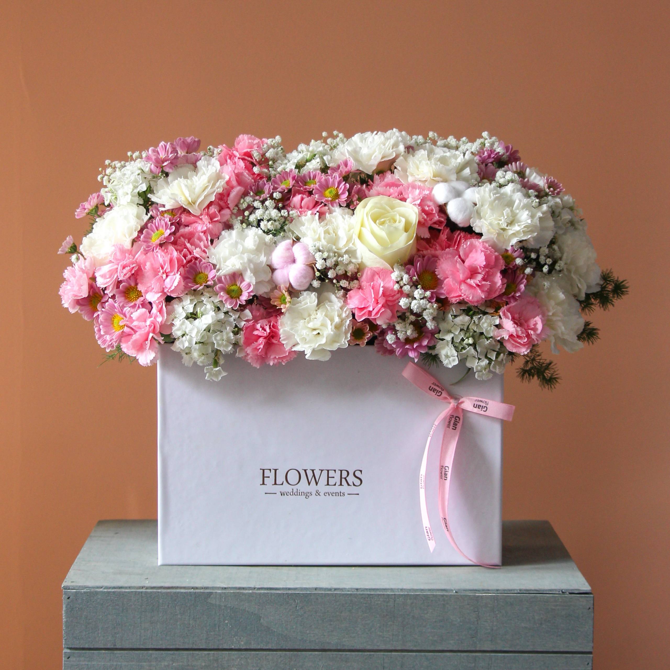 photo_1_2025-12-05_13-39-09 باکس گل صورتی و سفید مناسب برای هدیه به خانم