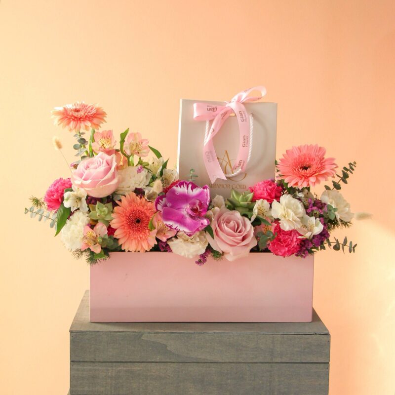 باکس گل ارکیده و هدیه روز زن به همراه طلا گلفروشی گیان