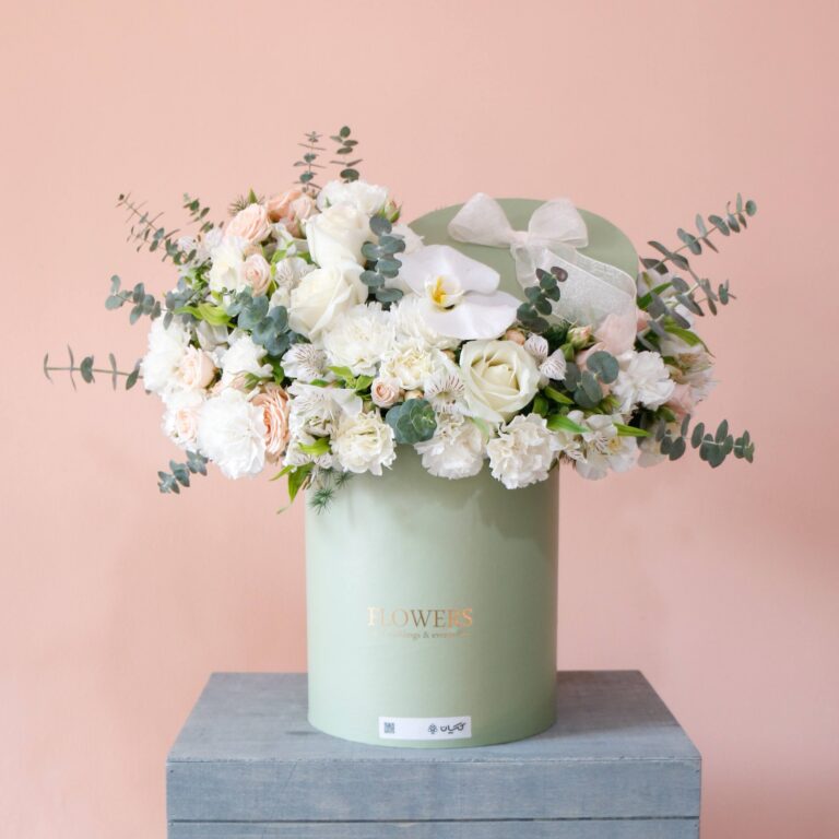 باکس گل سبز با گل‌های سفید برای تبریک گلفروشی أنلاین تهران