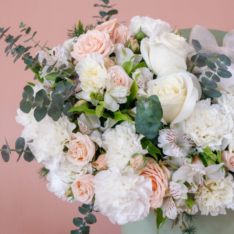 رز هلندی سفید رز مینیاتوری گلبهی اکالیپتوس تم سفید و سبز