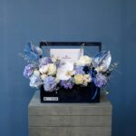 عکس دسته گل روز پدر به همراه هدیه