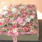 باکس گل پلکسی با گل‌های مینیاتوری صورتی و سفید