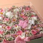 باکس گل بزرگ هدیه روز مادر با گل‌های صورتی مینیاتوری