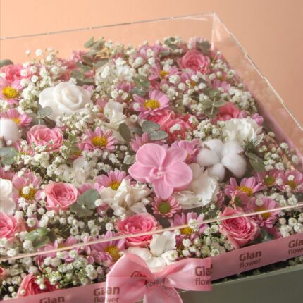 باکس گل بزرگ هدیه روز مادر با گل‌های صورتی مینیاتوری