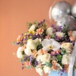 باکس گل آبی برای تبریک تولد به همراه بادکنک