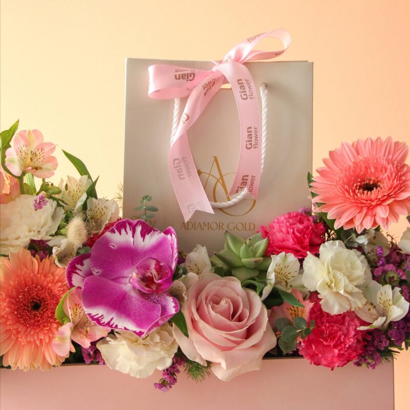 باکس گل به همراه گردنبند طلا