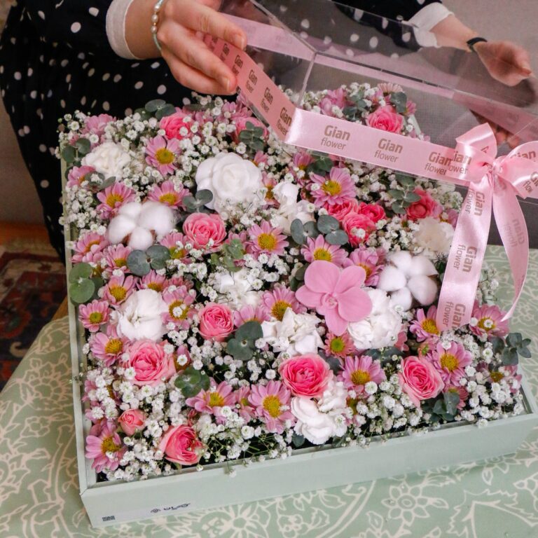 باکس گل بزرگ هدیه روز مادر با گل‌های صورتی مینیاتوری