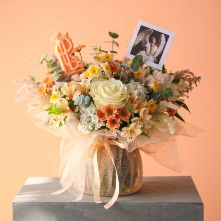 گلدان رز سفید برای تبریک روز مادر گلفروشی گیان