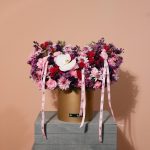 باکس گل طلایی با گل‌های بنفش ارکیده