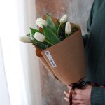 گل لاله سفید مینیمال