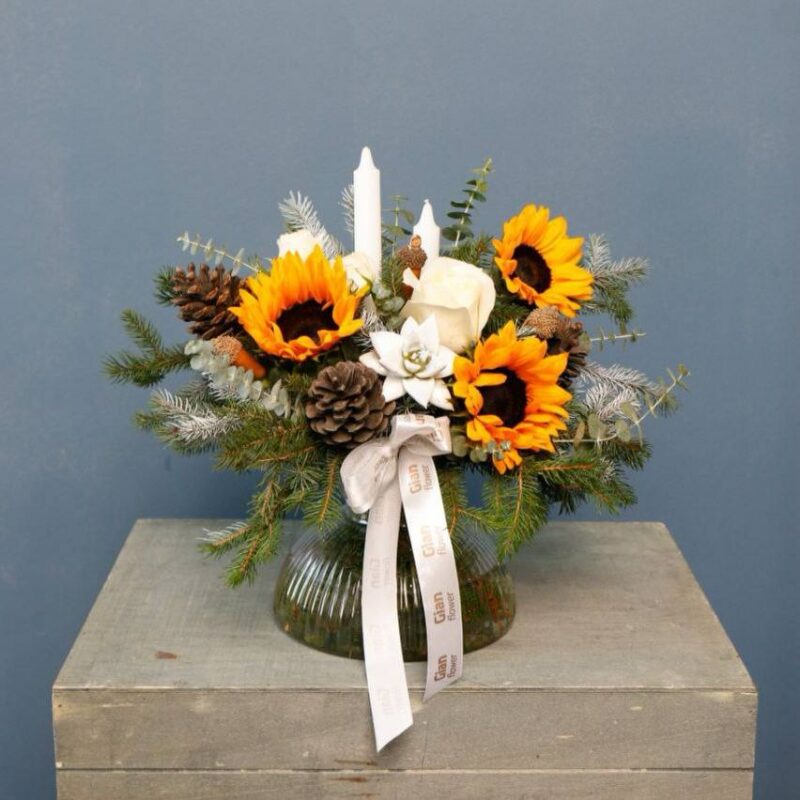 گلدان آفتابگردان و رز