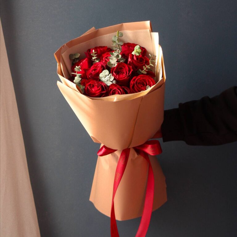 دسته گل رز قرمز