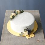 کیک آبی به همراه دیزاین گل