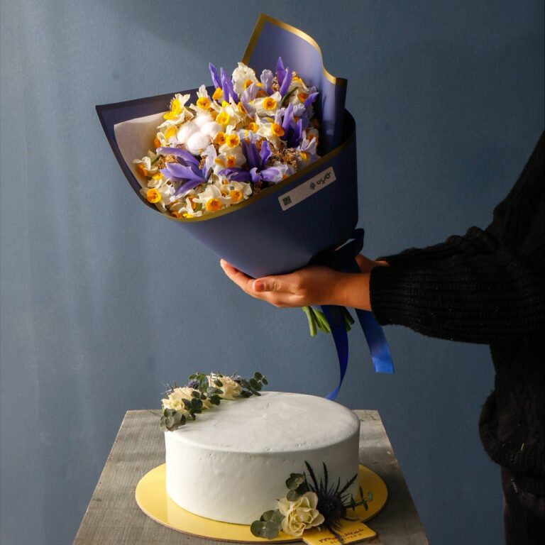 دسته گل به همراه کیک برای تبریک تولد
