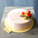 کیک به همراه گل آرایی