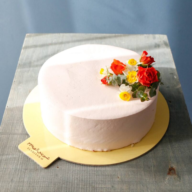 کیک به همراه گل آرایی