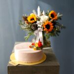 گلدان شیشه‌ای به همراه کیک هدیه تولد