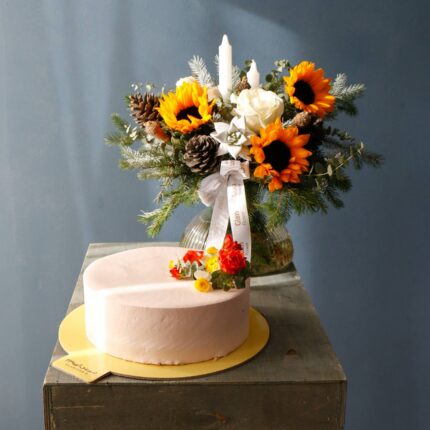 گلدان شیشه‌ای به همراه کیک هدیه تولد