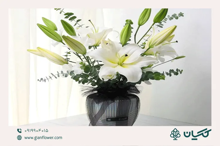 گل با گلدان شیشه ای مناسب سر مزار برای چهلم