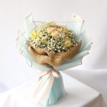 دسته گل نرگس و رز مینیاتوری گلبهی با ژیپسوفیلیا – گلفروشی گیان