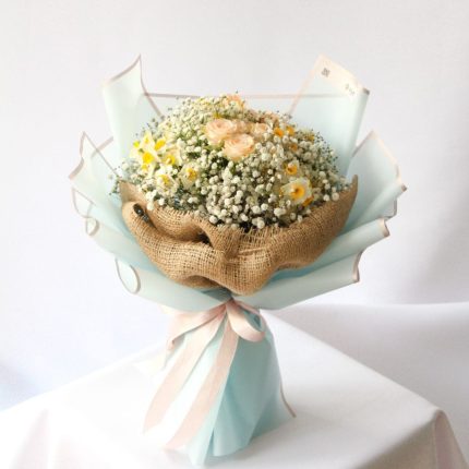 دسته گل نرگس و رز مینیاتوری گلبهی با ژیپسوفیلیا – گلفروشی گیان