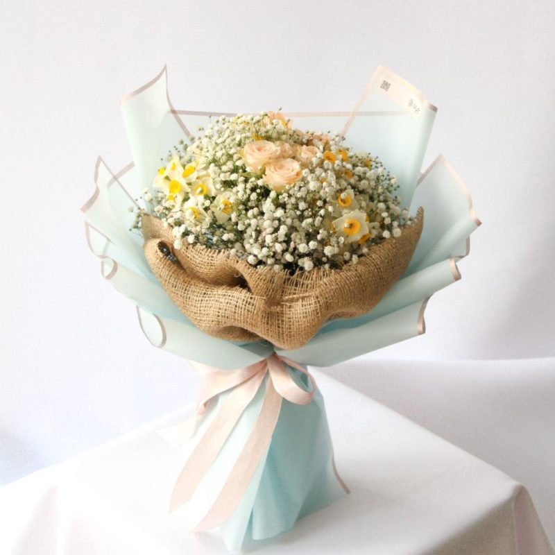 دسته گل نرگس و رز مینیاتوری گلبهی با ژیپسوفیلیا – گلفروشی گیان