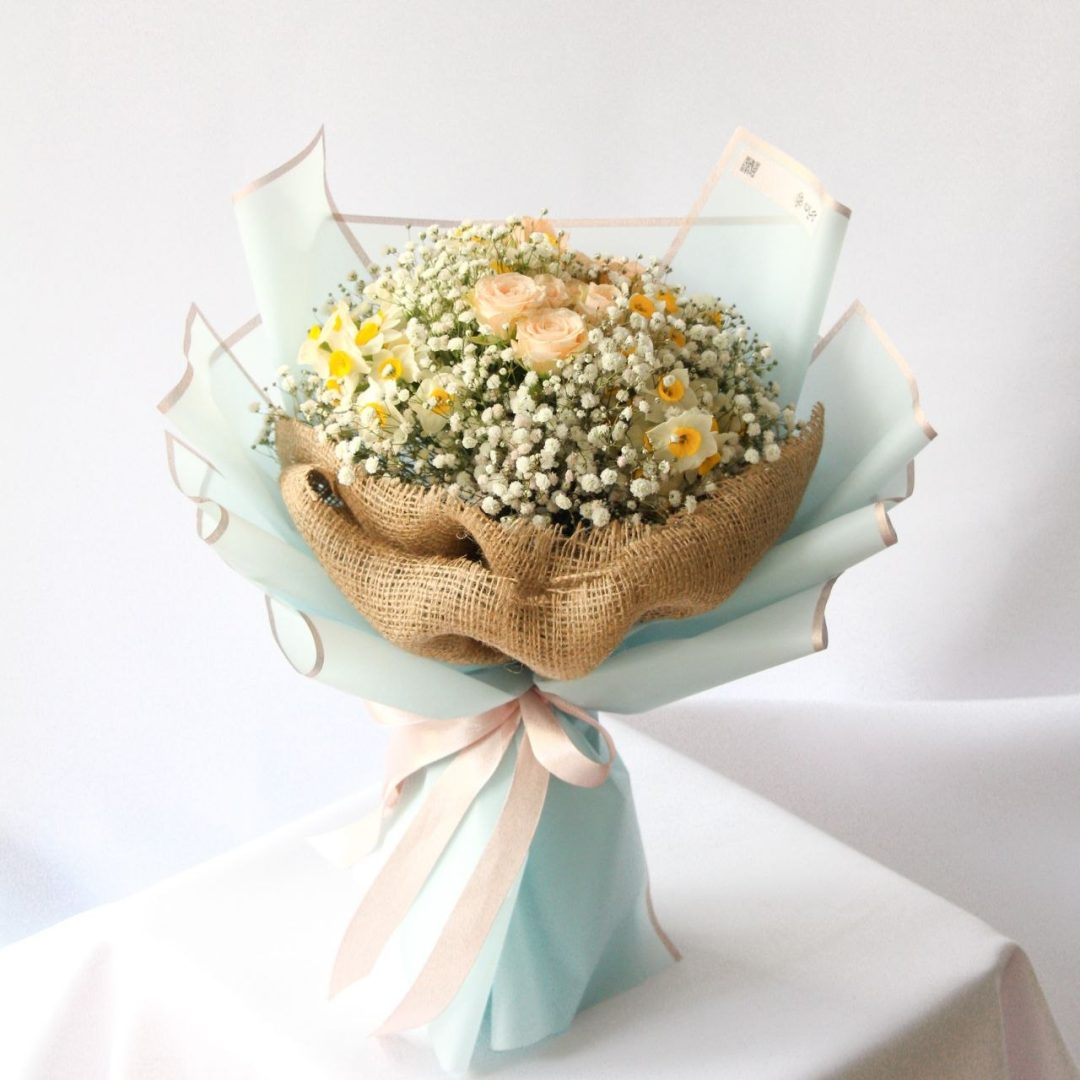 photo_11_2025-11-10_15-35-40 دسته گل نرگس و رز مینیاتوری گلبهی با ژیپسوفیلیا – گلفروشی گیان