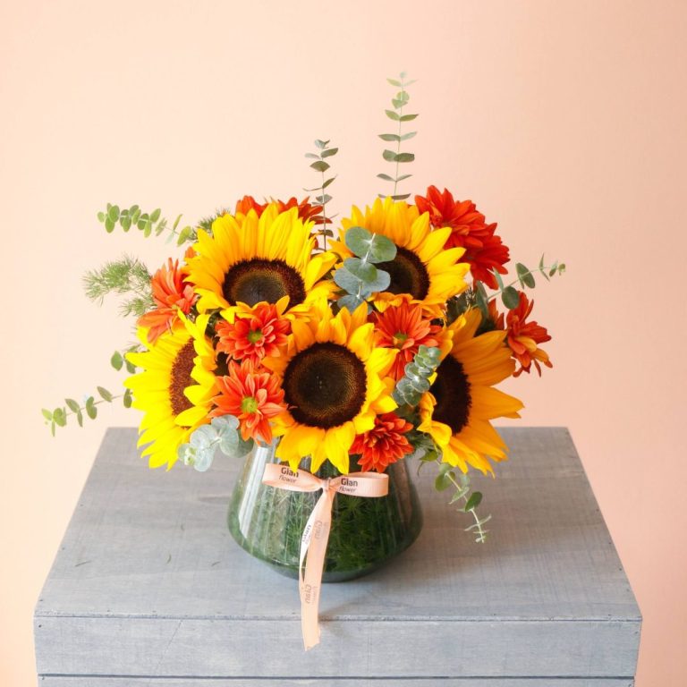 گلدان شیشه‌ای آفتابگردان و داوودی پاییزی - گلفروشی گیان