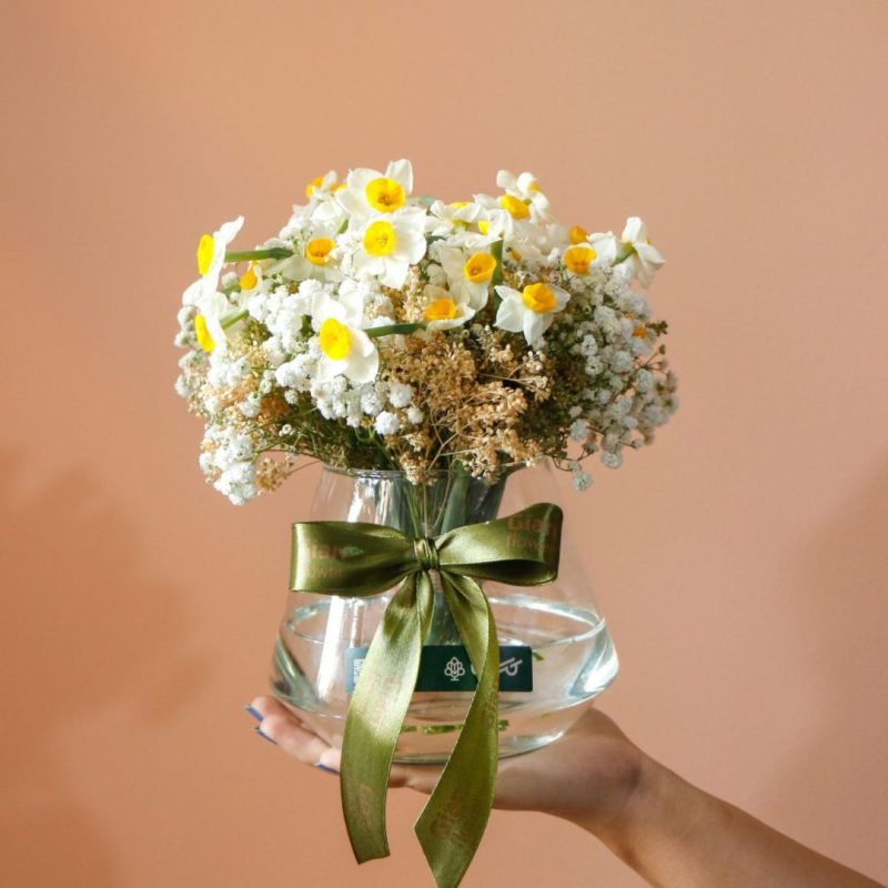 گلدان شیشه‌ای نرگس و ژيپسوفیلیا - گلفروشی گیان