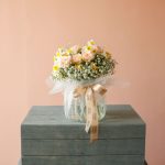 گلدان شیشه‌ای نرگس و رز مینیاتوری و عروس - گلفروشی گیان