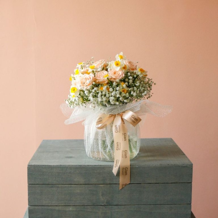 گلدان شیشه‌ای نرگس و رز مینیاتوری و عروس - گلفروشی گیان