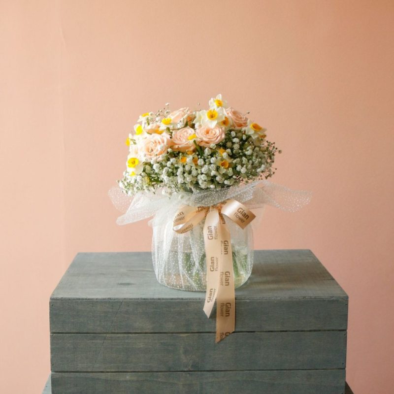 گلدان شیشه‌ای نرگس و رز مینیاتوری و عروس - گلفروشی گیان