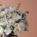 رز مینیاتوری گلبهی و گل‌های سفید گل گیان