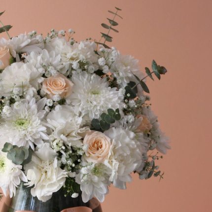 رز مینیاتوری گلبهی و گل‌های سفید گل گیان