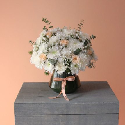 گلدان شیشه‌ای رنگ مینیمال سفید و سبز گلفروشی گیان