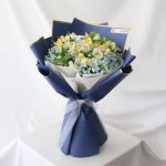 دسته گل نرگس طبیعی و آلسترومریا با ژیپسوفیلیا آبی – گلفروشی گیان