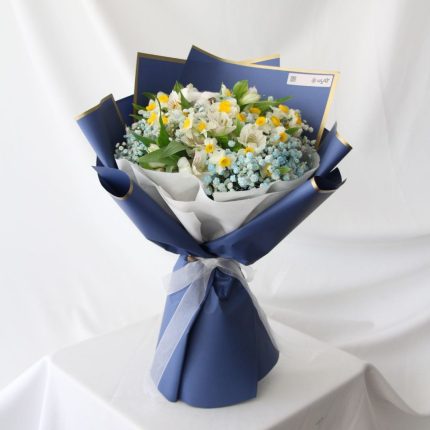 دسته گل نرگس طبیعی و آلسترومریا با ژیپسوفیلیا آبی – گلفروشی گیان