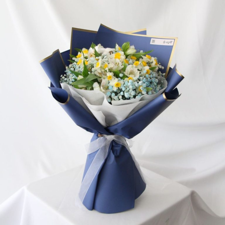 دسته گل نرگس طبیعی و آلسترومریا با ژیپسوفیلیا آبی – گلفروشی گیان