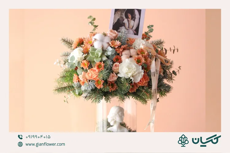 ترکیب گل با هدیه‌ کوچک برای روز مادر