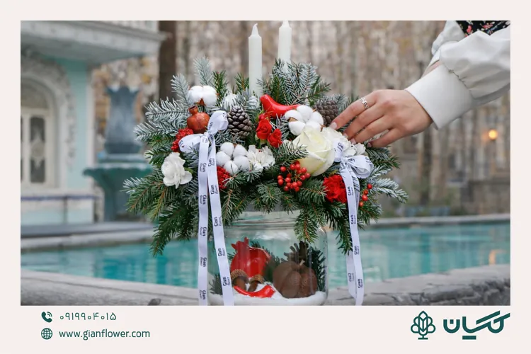 گلدان گل و شمع قرمز برای شب یلدا