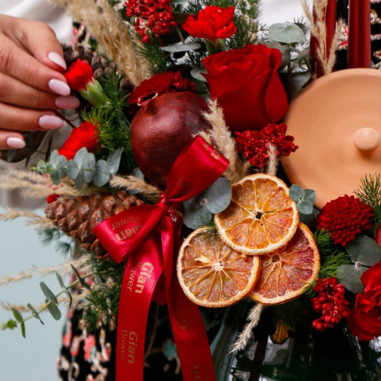 عکس گل شب یلدا با انار و پرتقال و رز قرمز گلدان سفالی