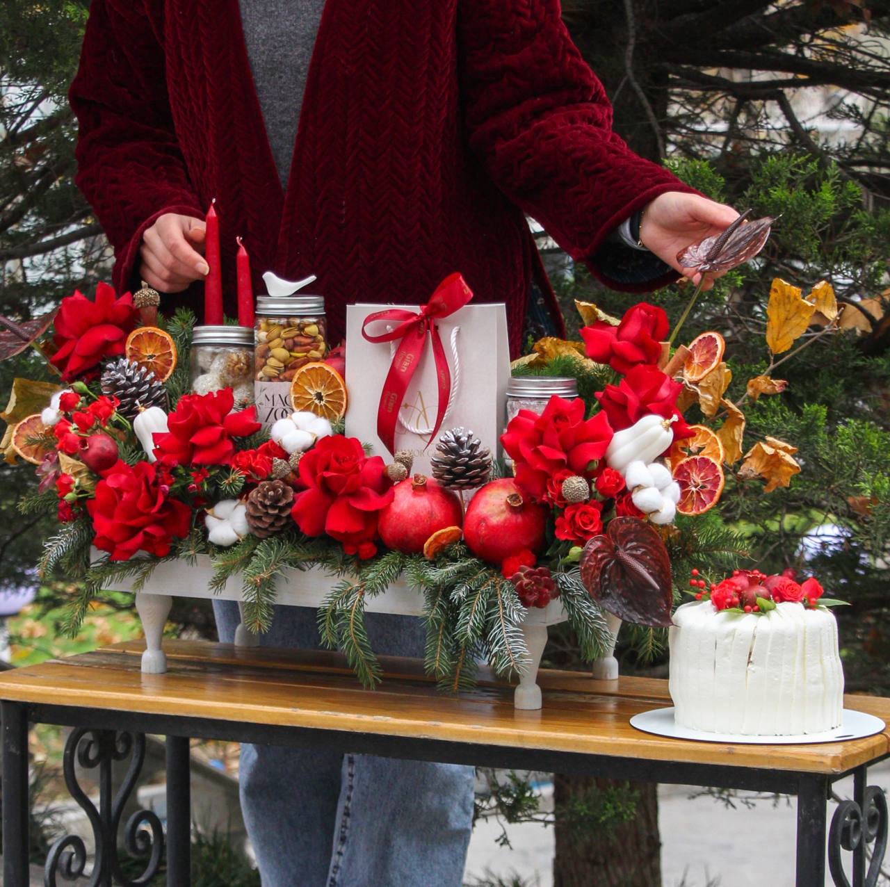 photo_1_2025-12-20_13-20-23 رانر باکس گل شب یلدا به همراه کیک و آجیل