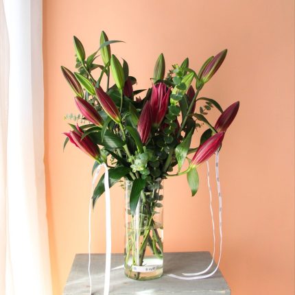 گلدان لیلیوم اورینتال سماقی به همراه گلدان شیشه مینیمال