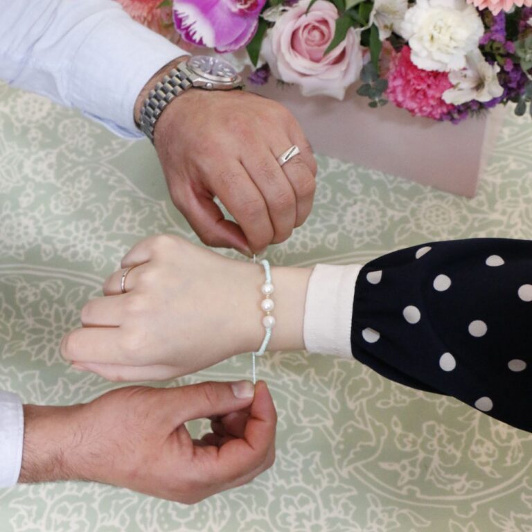 دستبند طلا به همراه گل هدیه خاص روز زن