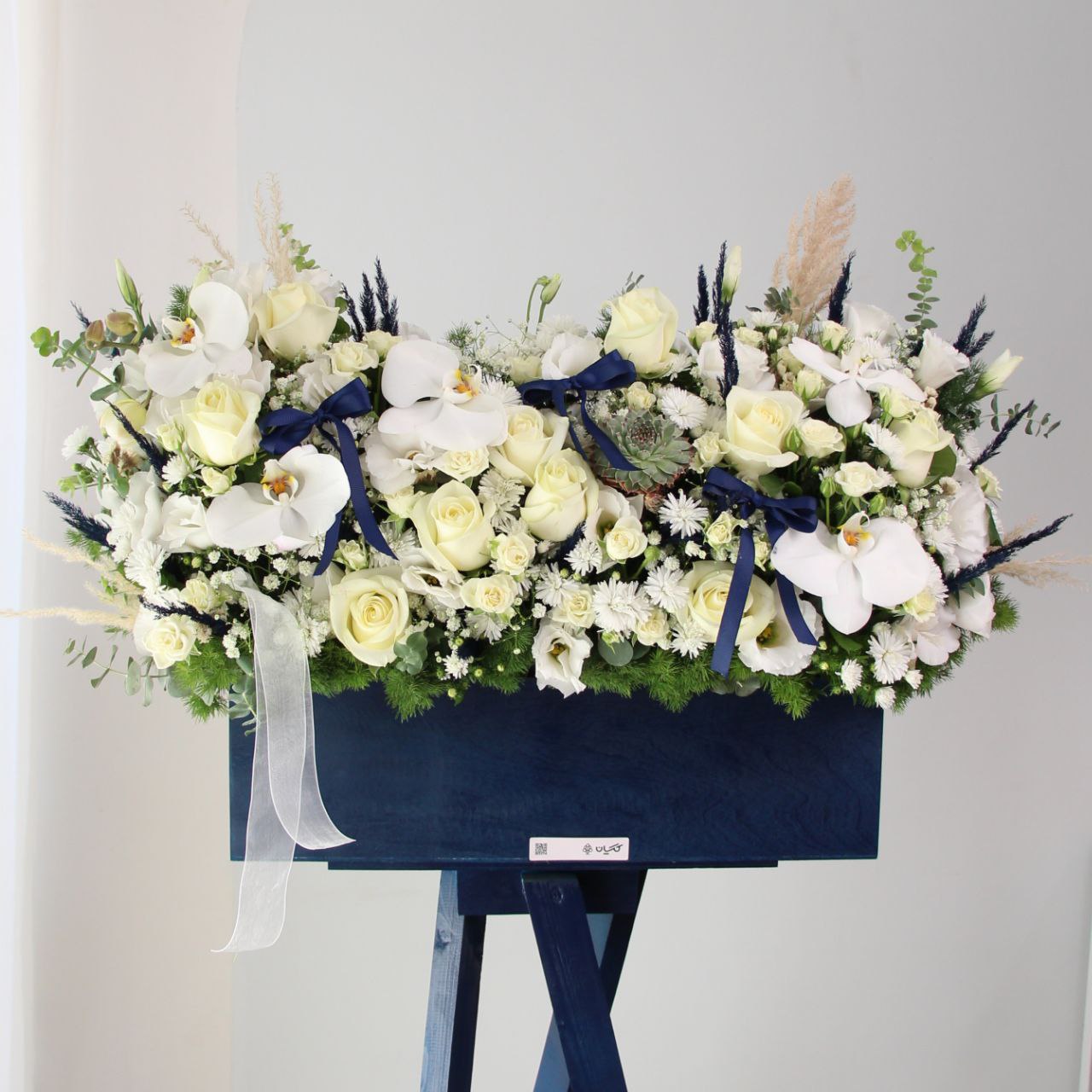 photo_2025-12-08_17-39-31 باکس پابه دار بزرگ مناسب برای تبریک به آقایان مدل جدید با رز و ارکیده