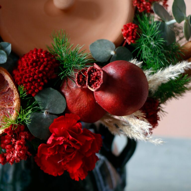 عکس گل شب یلدا با انار و پرتقال و رز قرمز گلدان سفالی